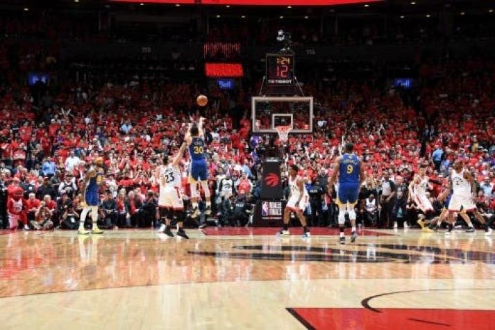 Warriors vencen a Raptors y continúan con vida en Final de la NBA