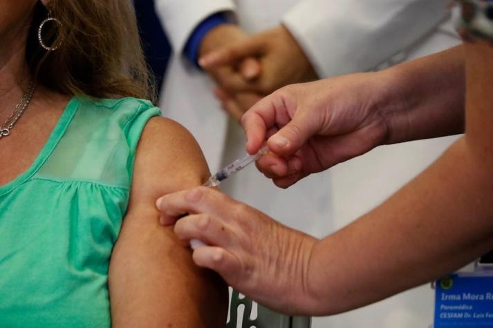 Influenza: Minsal llama "a la calma" y asegura que "hay vacunas para toda la población de riesgo"