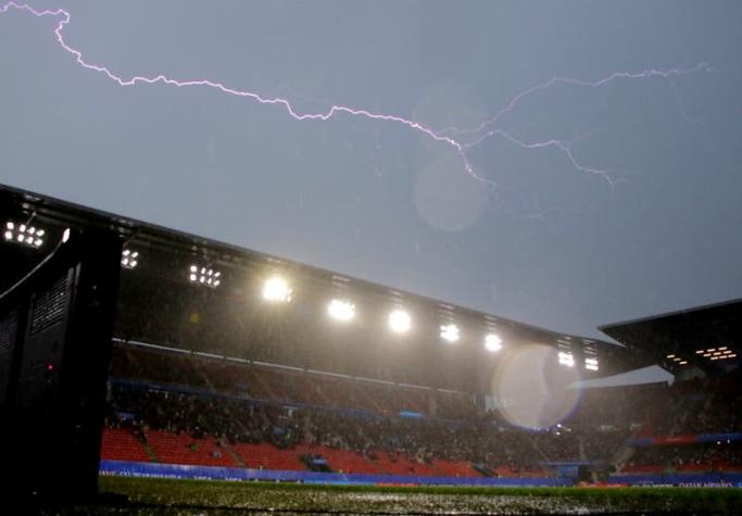 [FOTOS] Así fue la tormenta eléctrica que interrumpió el debut de Chile en el Mundial Femenino