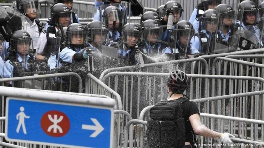 Enfrentamientos en Hong Kong entre policía y manifestantes que protestan por ley de extradición