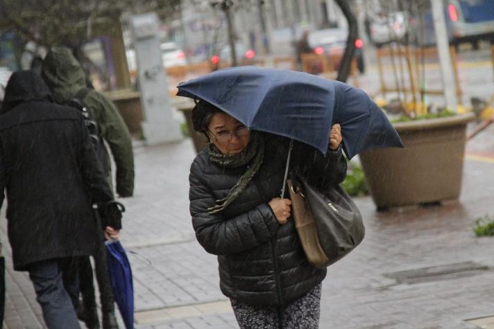 Lluvias y ráfagas de vientos llegarán a Santiago y la región del Biobío