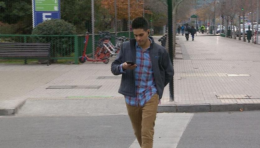 [VIDEO] Expertos aseguran que caminar mirando el celular multiplica por 4 el riesgo de accidentes