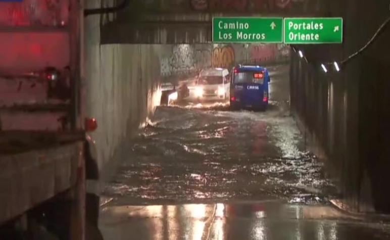 [VIDEO] San Bernardo: Paso bajo nivel se encuentra anegado debido a intensas precipitaciones