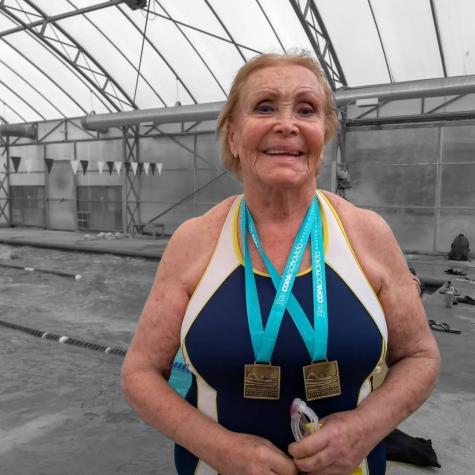 Mujeres Bacanas: Eliana Busch, la nadadora octogenaria más rápida del país