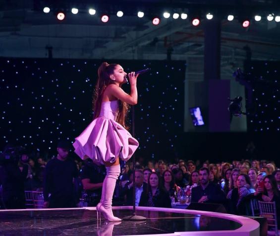 [VIDEO] Ariana Grande llora desconsolada en medio de un show al cantar una frase sobre Mac Miller