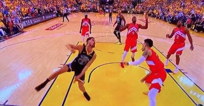 [VIDEO] Jugador de la NBA sorprende volviendo a la cancha tras fuerte lesión en su rodilla