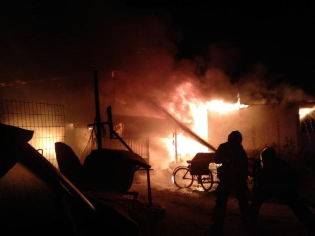 Incendio en aparcadero de vehículos deja a una mujer fallecida en la comuna de Maipú