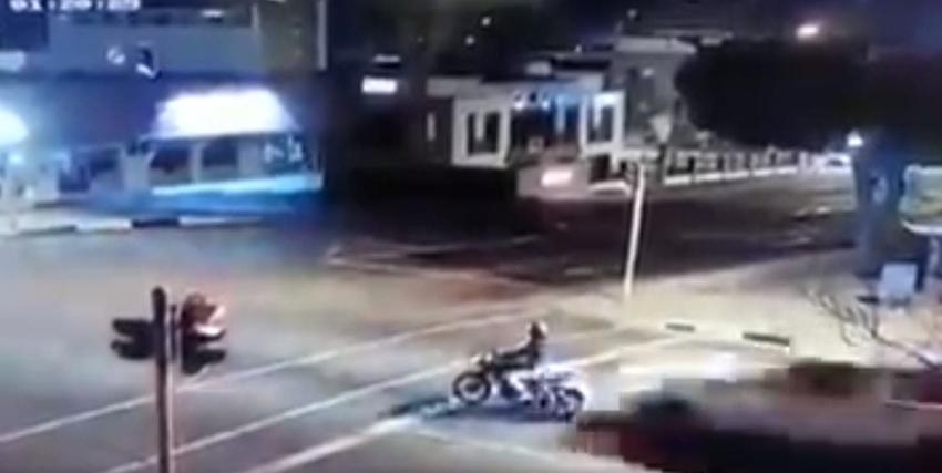 [VIDEO] El impactante registro de un motociclista que fue arrastrado por una camioneta por 45 metros