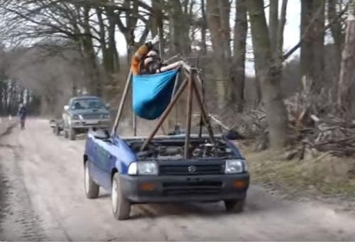 El extraño auto creado por youtubers que se conduce por medio de una hamaca