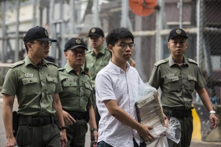 Célebre activista es liberado de prisión en Hong Kong y se suma a protestas