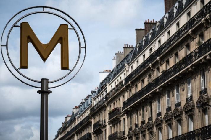 Hombre filmado masturbándose en metro de París condenado a prisión en suspenso