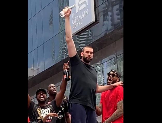 Campeón de la NBA bebe una botella de champán "al seco" en medio de los festejos