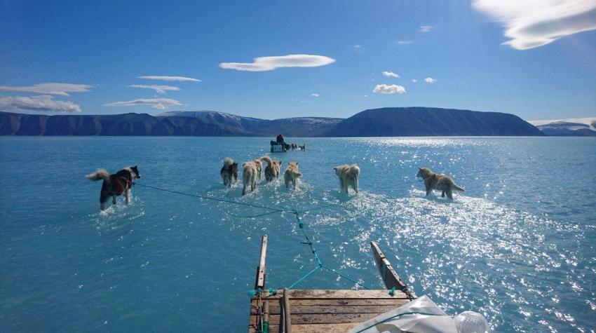La foto que revela la preocupante realidad del derretimiento de hielo en Groenlandia