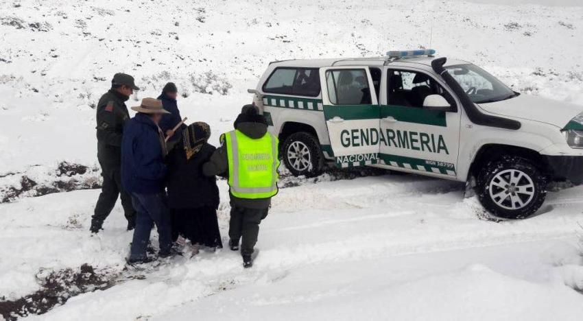 [VIDEO] Rescatan a una mujer de 105 años y a un hombre de 75, aislados por la nieve en Argentina