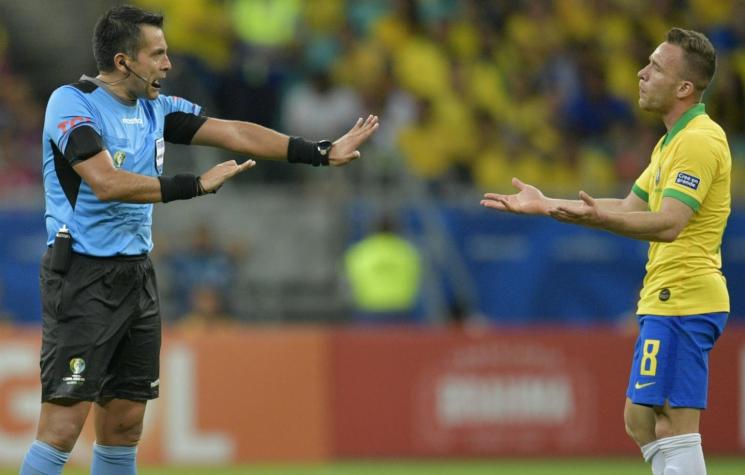 Con dos goles anulados por VAR "chileno" Brasil iguala ante Venezuela y se enreda en Copa América