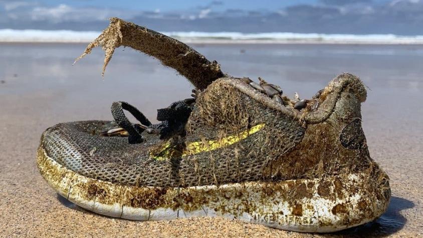¿Por qué cientos de zapatillas están apareciendo en las playas desde las Bahamas hasta Escocia?
