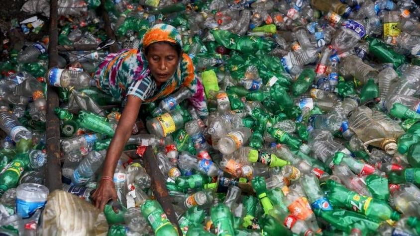Cómo los plásticos pasaron de ser una promesa de utopía futurista a la actual pesadilla ecológica