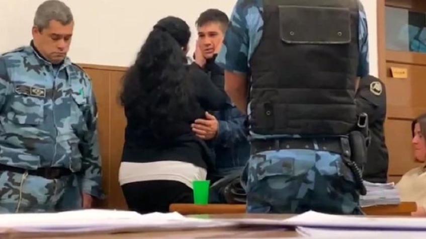 Mujer abrazó y perdonó al asesino de su hijo en pleno juicio: "Solo tú y él saben lo que pasó"