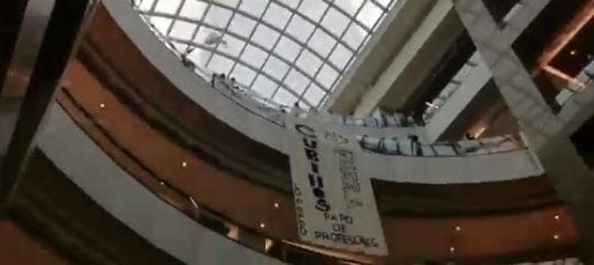 [VIDEO] Profesores despliegan lienzo gigante en centro comercial: Piden salida de Cubillos