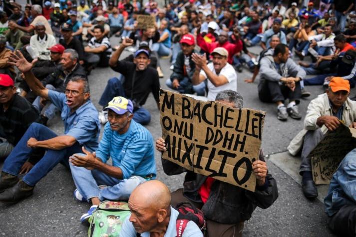 Bachelet se reúne con altos funcionarios venezolanos en medio de protestas por la crisis