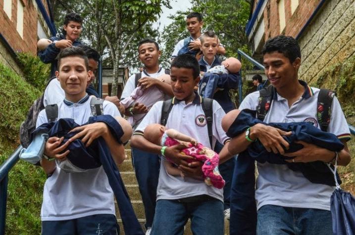 Colombia dispone de "Bebés robots" para evitar embarazos adolescentes en el país