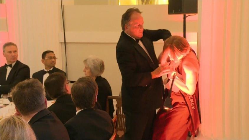 [VIDEO] Diputado británico es suspendido tras golpear a mujer de Greenpeace en una gala