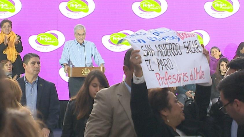 [VIDEO] Profesores interrumpen acto del Presidente Piñera en Maipú