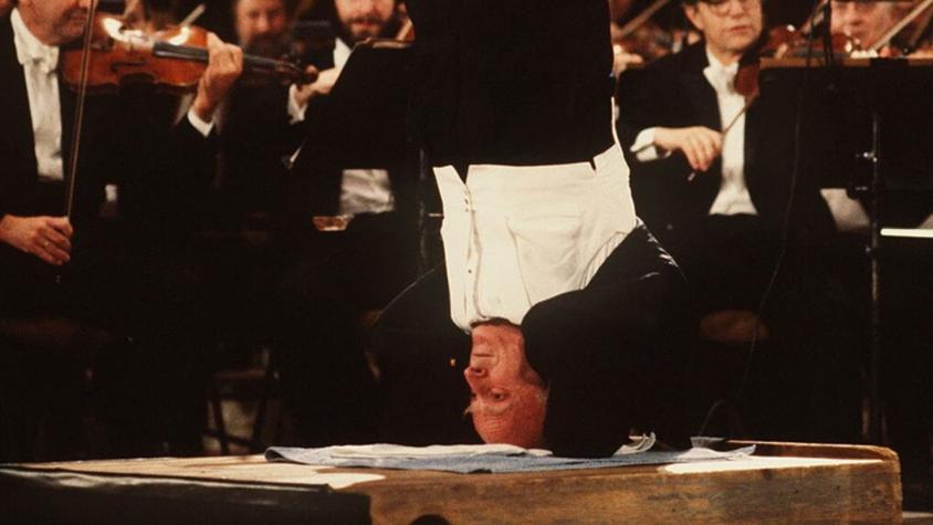 El concierto que el gigante musical Yehudi Menuhin dirigió parado de cabeza