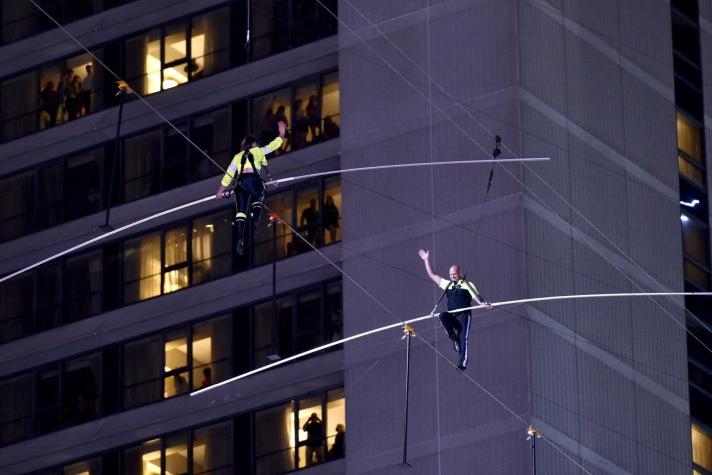 Hermanos equilibristas cruzan Times Square en Nueva York a 25 pisos de altura