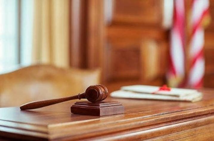 Un estadounidense se corta la garganta en su juicio por asesinato