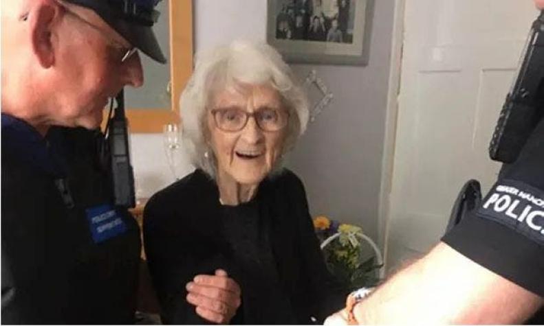Mujer de 93 años es arrestada en Inglaterra para "cumplir su deseo" antes de morir