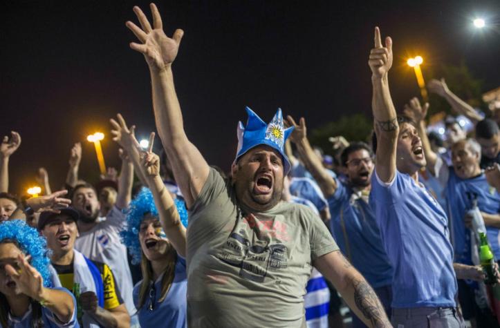 "¡El pisco es peruano!": El canto de los hinchas uruguayos a los chilenos en Copa América