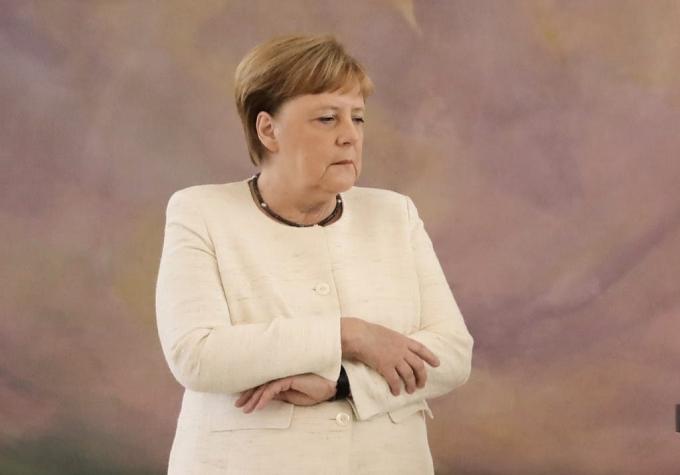 [VIDEO] Angela Merkel vuelve a sufrir temblores corporales en público en menos de diez días