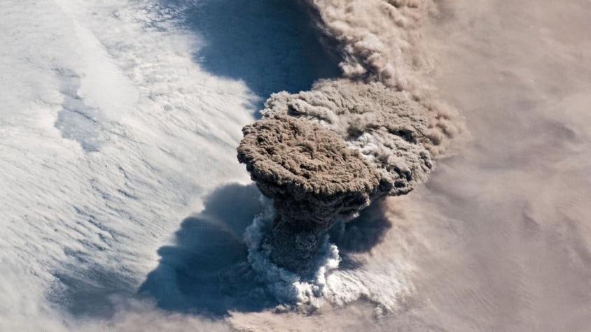 Espectacular foto de la erupción de un volcán tomada desde la Estacion Espacial Internacional