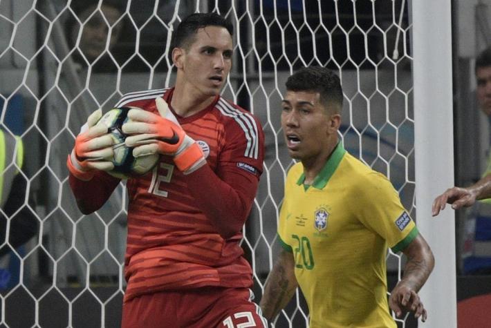 [VIDEO] Fernández realizó la atajada del partido a tres minutos del final y dejó con vida a Paraguay