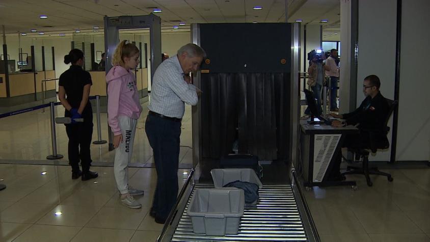 [VIDEO] Una mujer sube a la cinta del equipaje pensando que la llevaría al avión y se vuelve viral