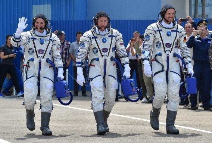 Astronautas: Por qué usan un traje blanco y cuándo deben vestir de color naranja