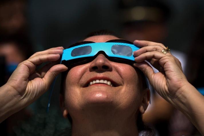 Cuida tus ojos del eclipse solar: recomendaciones para verlo de forma segura