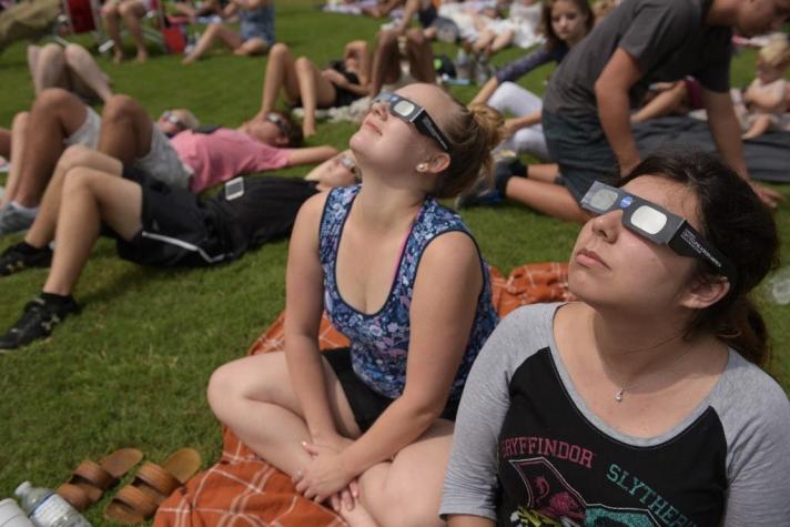Así se vive la jornada previa al eclipse solar: Se espera la llegada de 350 mil turistas