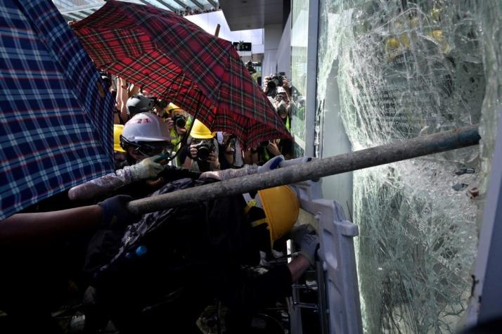 Hong Kong: manifestantes rompen vidrios del parlamento e intentan entrar durante masiva protesta
