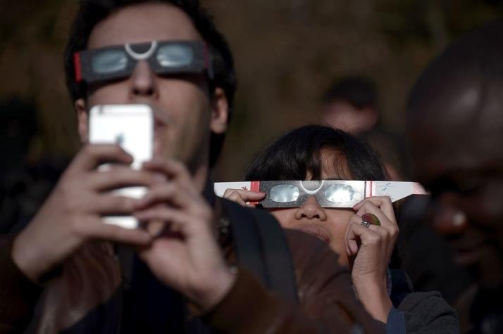 ¿Se pueden sacar fotos al eclipse con celulares? El veredicto de los expertos