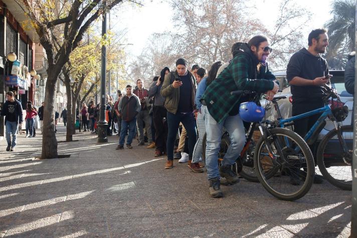 [VIDEO] Largas filas: Santiaguinos buscan comprar lentes para ver el eclipse solar