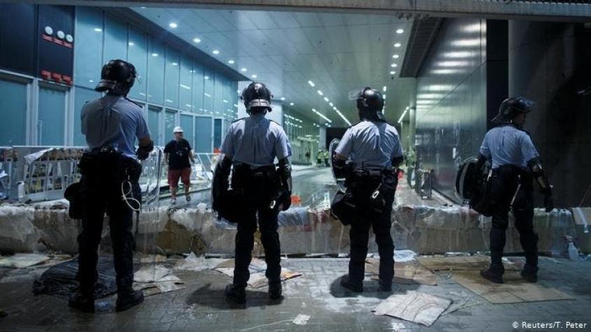 Policía de Hong Kong recupera el control del Parlamento