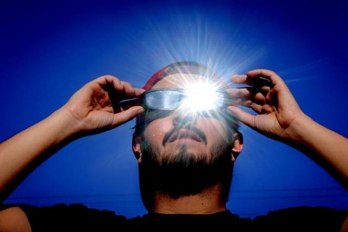 ¿No conseguiste lentes para el eclipse? Tres sencillas formas de disfrutarlo sin arriesgar tu salud