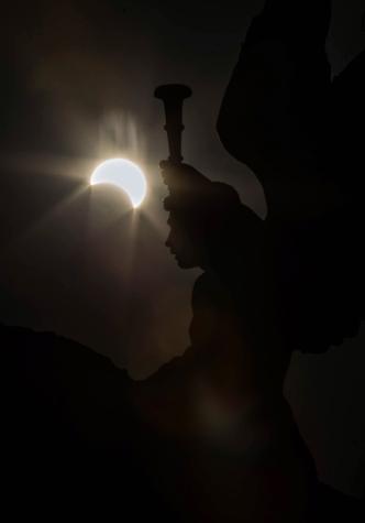 [FOTOS] Revisa las espectaculares imágenes del eclipse tomadas desde Plaza Italia