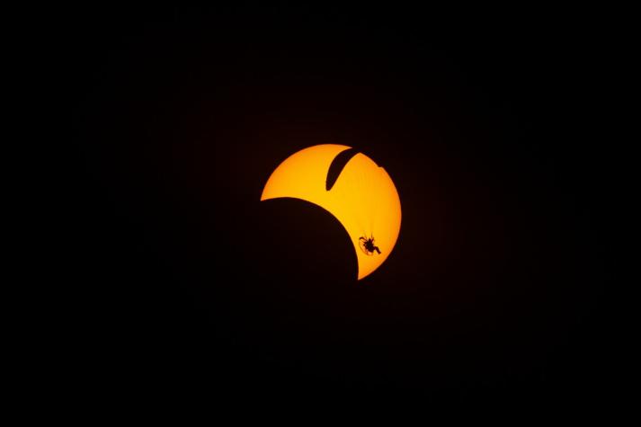 [FOTOS] Parapentista chileno sorprendió con vuelo en medio del Eclipse Solar