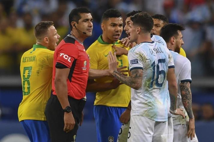[VIDEO] El duro enfrentamiento entre Dani Alves y Marcos Acuña que terminó con dos amarillas