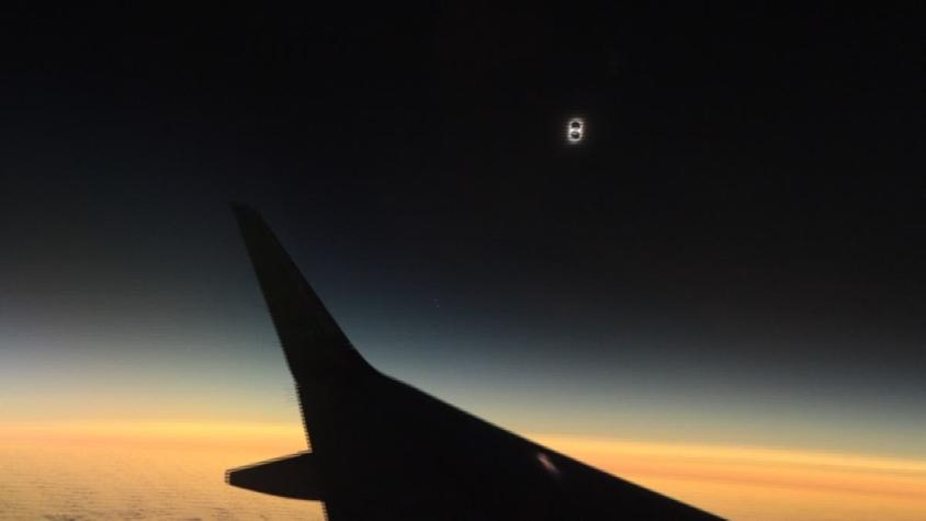 [VIDEO] El eclipse visto desde el cielo a bordo de un avión