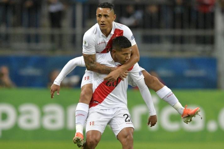[VIDEO] Edison Flores apareció en el segundo palo y puso el 1 a 0 de Perú sobre Chile