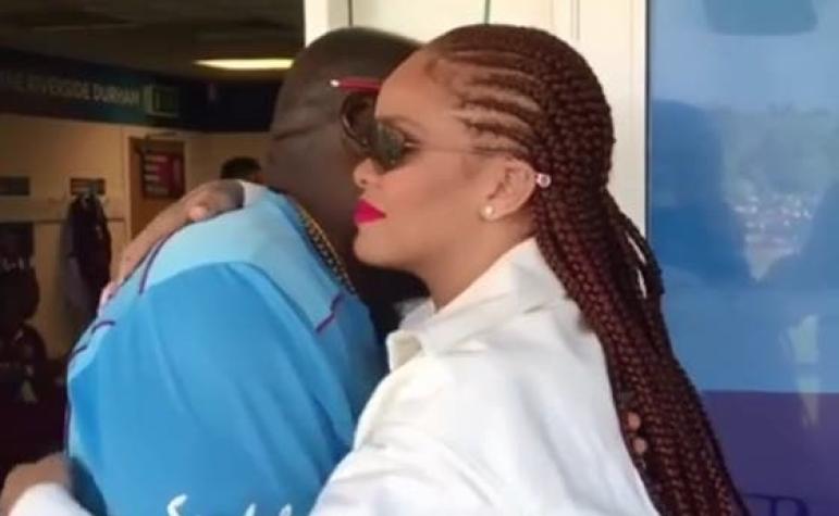 [VIDEO] La emoción de Rihanna al encontrarse con un profesor de su escuela en Barbados
